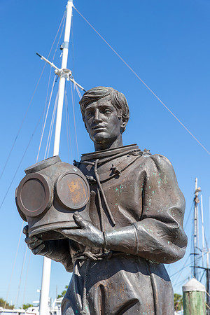 Sponge Diver Monument